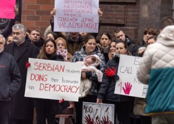 Србија на раскрсници: између пропасти и слободе