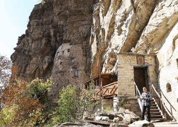 КАМЕН, ПЕРО И ТИШИНА БЛИЗУ МАНАСТИРА СТУДЕНИЦА: Пут до Савине испоснице где је ћирилица добила свој смисао